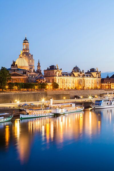 Brühlsche Terrasse und die Frauenkirche in Dresden von Werner Dieterich