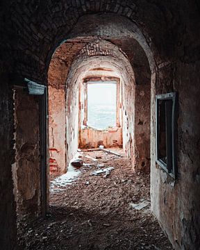Ancien corridor abandonné. sur Roman Robroek - Photos de bâtiments abandonnés