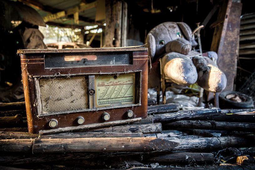 Een oude radio met knuffel op een verlaten locatie van Steven Dijkshoorn