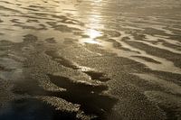 Zeewater bewogen door de wind op het ondiepe strand