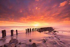 Zonsondergang boven de Waddenzee bij eb van Bas Meelker