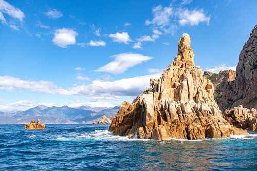Mooie rotsen en golven in het natuurpark Scandola op Corsica