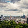 Skyline van Rotterdam vanaf de Euromast (2:1) van Lolke Bergsma