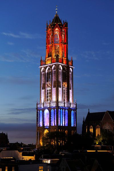 Rot-weiß-blauer Dom-Turm in Utrecht während des Beginns der Tour de France 2015 sur Donker Utrecht
