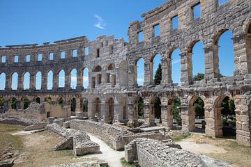 Balkon Romeinse Arena (amfitheater) in het centrum van Pula, Kroatie van Joost Adriaanse