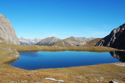 Kracht van Tirol, waar alpine uitgestrektheid, rotsformaties en glooiende bergweiden een krachtig, harmonieus landschap vormen.