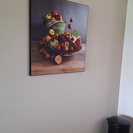 Klantfoto: foto stilleven - moderne hoorn des overvloeds - foto stilleven met schaal vol groente - vierkant van Bianca Neeleman, als artframe