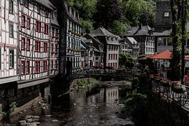 Das wunderschöne deutsche Dorf Monschau mit seinen charakteristischen Fachwerkhäusern in der Innenstadt. von Koen Lipman