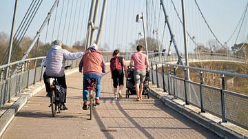 Voyage sur le Herrenkrugsteg en direction du Herrenkrugpark à Magdeburg. sur Heiko Kueverling