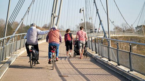 Voyage sur le Herrenkrugsteg en direction du Herrenkrugpark à Magdeburg.