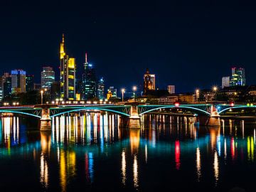 Frankfurt bij nacht met brug van Mustafa Kurnaz