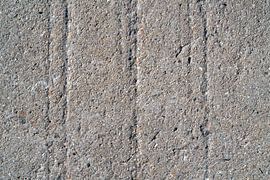Rillen in der Oberfläche einer Fassade aus Beton