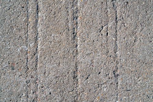 Groeven in het oppervlak van een betonnen gevel