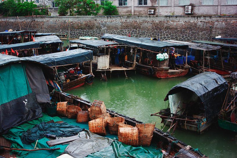 Bootjes in de haven van Beihai by André van Bel