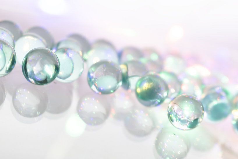 Boules de verre bleu-vert - jeu de lumière sur verre par Mixed media vector arts