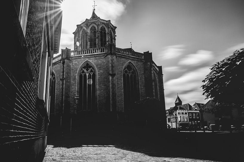 Schwarzweiss-Foto der imponierenden gotischen Kirche der hanseatic Stadt von Kampen von Fotografiecor .nl