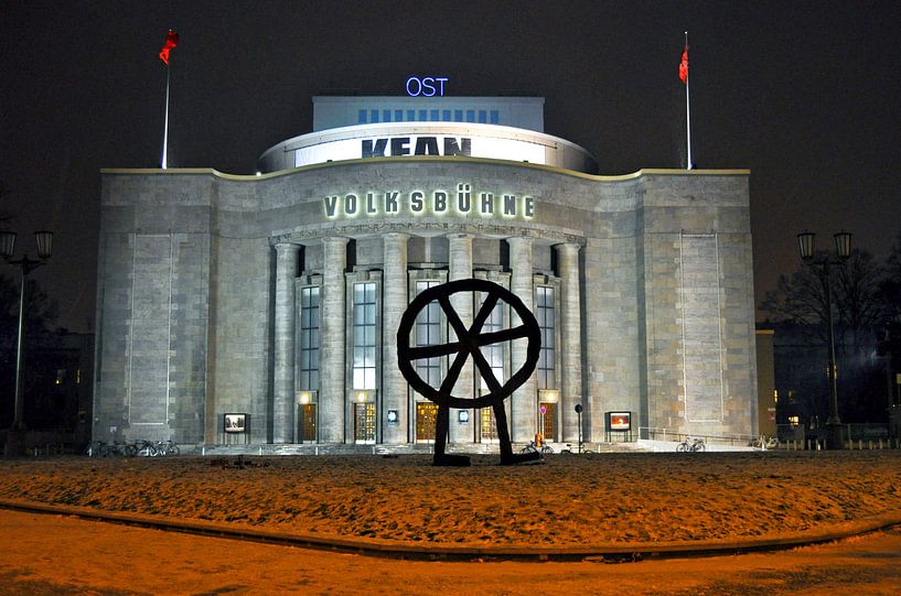 Theater Volksbühne op Rosa-Luxemburg-Platz in Oost-Berlijn van Silva Wischeropp