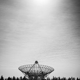 Telescoop in Westerbork die de ruimte afspeurt van Jesse Slagman