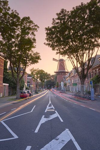 Molen Rijn en Zon bij zonsondergang II - Vogelenbuurt - Utrecht van Coen Koppen