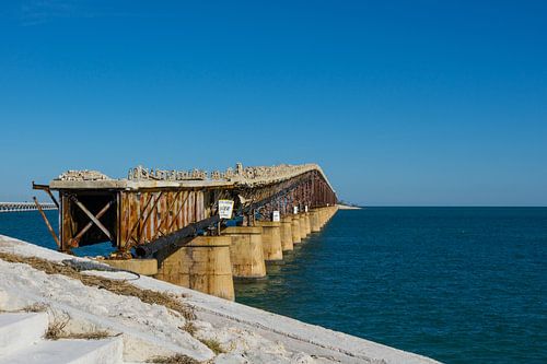 Verenigde Staten, Florida, Roestige oude spoorbrug over de oceaan