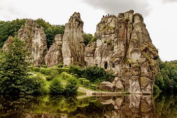Externsteine, mystieke rotspartijen in het Teutoburgerwoud, Duitsland van Melissa Peltenburg