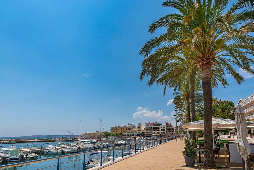 Hafenpromenade in Cala Bona auf der Insel Mallorca, Spanien Mittelmeer von Alex Winter