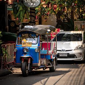 Tuk Tuk op een Rustige Straat in Bangkok, Thailand van Troy Wegman