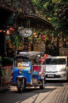 Tuk Tuk op een Rustige Straat in Bangkok, Thailand van Troy Wegman