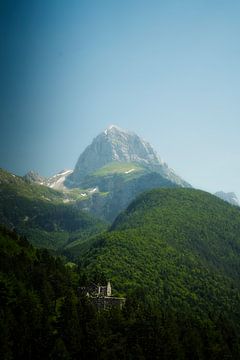 Ruïne in de bergen van Slovenië. van Koel Arts