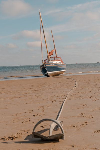 Kleines Boot am Strand von Youp Lotgerink
