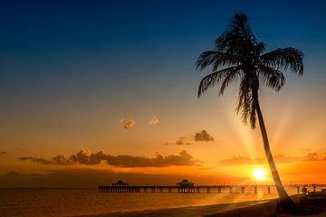 Zonsondergang aan zee van Melanie Viola