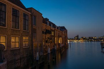Beaux bâtiments portuaires anciens sur le front de mer à Dordrecht