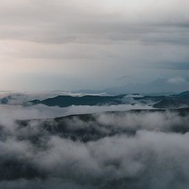 Bergtoppen in de wolken - Drakensbergen Zuid Afrika | Fine art foto print van Elise van Gils