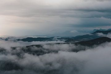 Bergtoppen in de wolken - Drakensbergen Zuid Afrika | Fine art foto print van Elise van Gils