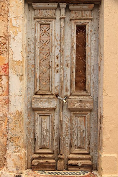 Oude antieke houten deur. Vintage karakteristiek van Bobsphotography