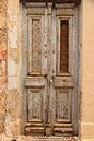 Oude antieke houten deur. Vintage karakteristiek van Bobsphotography thumbnail