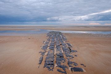 Brise-lames sur la plage sur Johan Vanbockryck