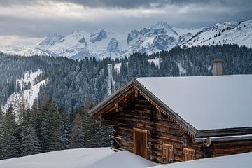 Cabane de montagne dans un paysage hivernal sur Coen Weesjes