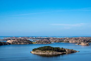 Uitzicht op de eilanden van de archipel voor de stad Fjällbacka in Zweden van Rico Ködder