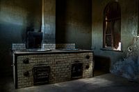 Vervallen gaarkeuken in Kolmanskop (Namibië), Urbex