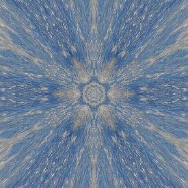 Abstraktes Mandala in Blau und Silber von Maurice Dawson