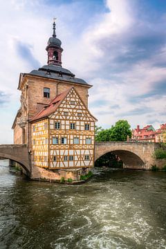 Het historische oude stadhuis in Bamberg aan de rivier de Regnitz van ManfredFotos