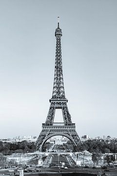 Eiffeltoren en de Place de Varsovie in Parijs - monochroom van Werner Dieterich