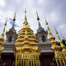Gouden pracht van wijsheid: Betoverende foto onthult de serene schoonheid van Wat Phra Singh in Chiang Mai, waar Lanna-architectuur, Boeddhistische symboliek en vreedzame atmosfeer samensmelten van Sharon Steen Redeker