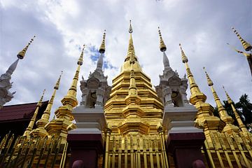 Gouden pracht van wijsheid: Betoverende foto onthult de serene schoonheid van Wat Phra Singh in Chiang Mai, waar Lanna-architectuur, Boeddhistische symboliek en vreedzame atmosfeer samensmelten van Sharon Steen Redeker