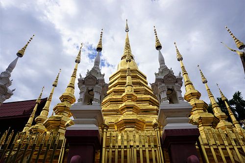 Gouden pracht van wijsheid: Betoverende foto onthult de serene schoonheid van Wat Phra Singh in Chiang Mai, waar Lanna-architectuur, Boeddhistische symboliek en vreedzame atmosfeer samensmelten