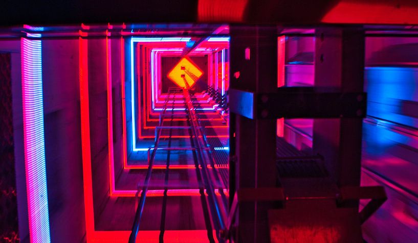 Een kleurrijke liftschacht van Natuurpracht   Kees Doornenbal