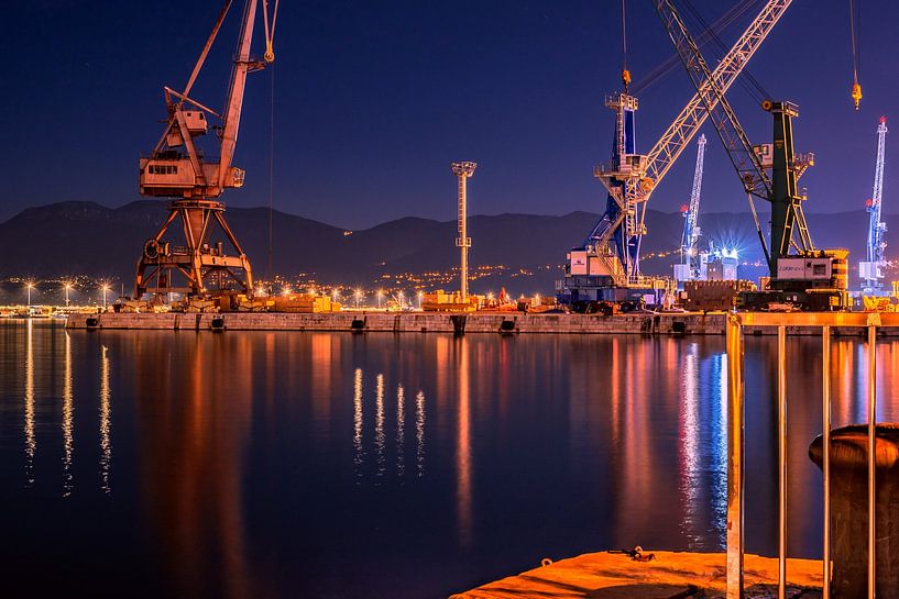 KROATIË: DE HAVEN VAN RIJEKA BIJ NACHT van Photoart-Naegele