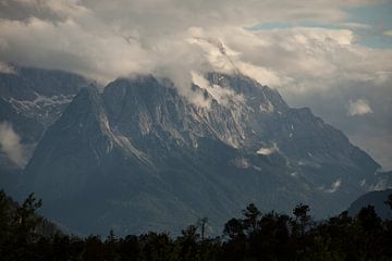 Dramatische sfeer - Zugspitze massief - Beieren van Jiri Viehmann