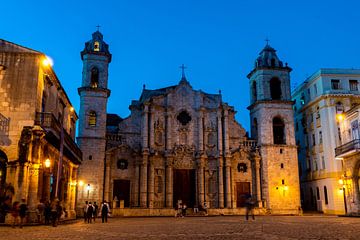 Plaza de la Catedral et cathédrale dans la vieille ville de La Havane Cuba de nuit sur Dieter Walther